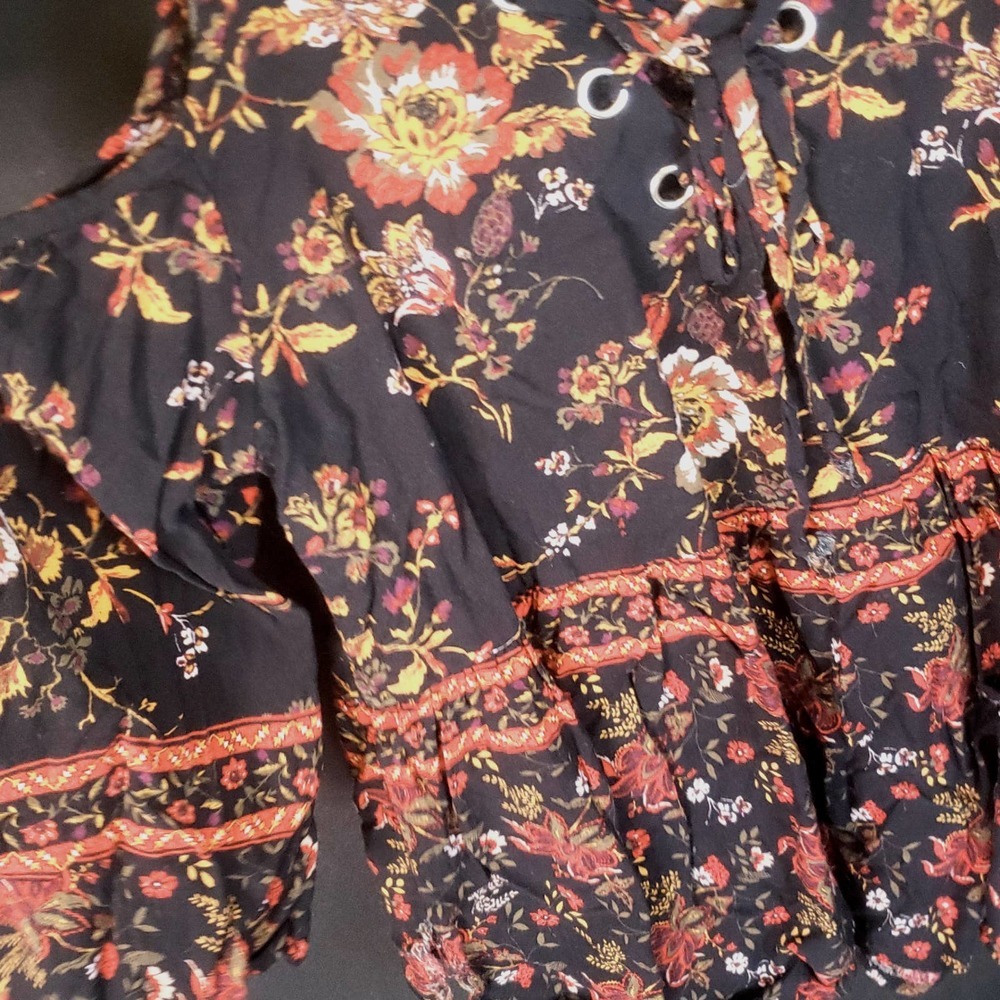 Xhilaration black floral cold shoulder top size M - Picture 4 of 5